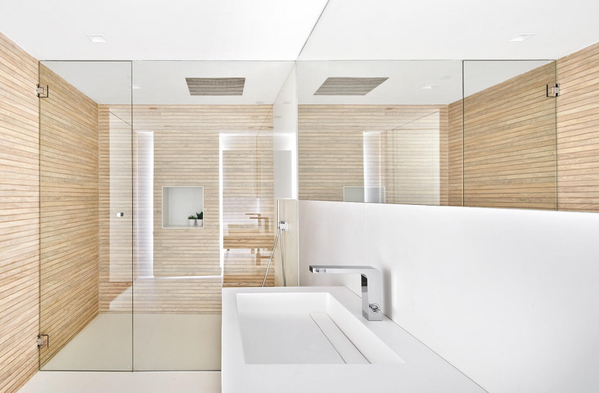 Klasyczna łazienka z imitacją drewnianych płytek na ścianie oraz z prysznicem