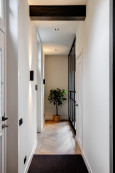Klasyczny wąski korytarz z białymi ścianami