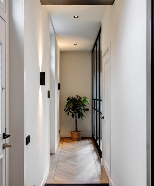 Klasyczny wąski korytarz z białymi ścianami