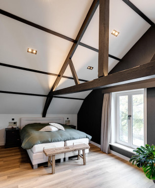 Klimatyczna sypialnia z wykorzystaniem drewna na suficie