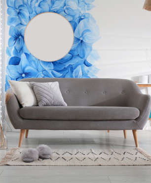 Salon z tapetą w niebieskie kwiaty