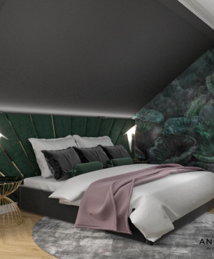 Sypialnia z zielonym tapicerowanym panelem na ścianie za łóżkiem kontynentalnym