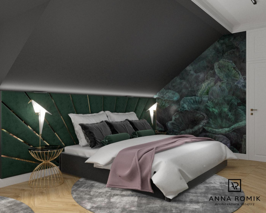 Sypialnia z zielonym tapicerowanym panelem na ścianie za łóżkiem kontynentalnym