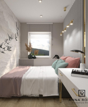 Mała sypialnia z tapetą i panelem tapicerowanym na ścianie