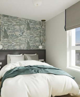 Sypialnia z tapeta na ścianie oraz modną lampą wiszącą