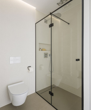 Projekt łazienki z prysznicem z drzwiami przesuwnymi