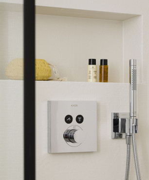 Nowoczesna łazienka z prysznicem i srebrną baterią prysznicową