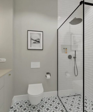 Projekt łazienki z prysznicem oraz płytkami ze wzorem na podłodze