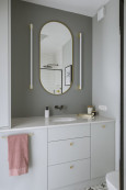 Klasyczna łazienka z białą szafką stojącą i szarym kolorem ścian