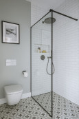 Projekt łazienki z prysznicem oraz dużym natryskiem podtynkowym