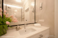 Łazienka z prysznicem oraz szafką z białym blatem i zlewem podblatowym prostokątnym