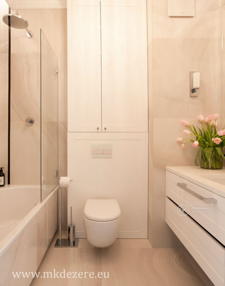 Projekt małej łazienki z prostokątną wanną w zabudowie z funkcją prysznica
