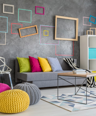 Kolorowy salon ze ściana z betonu