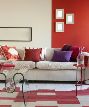 Salon z czerwoną ścianą