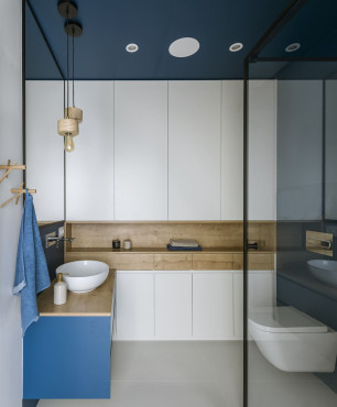 Projekt łazienki z niebieską szafką wiszącą