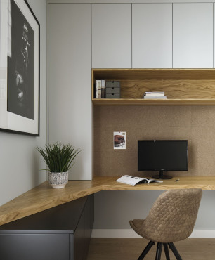 Domowe biuro z meblami w zabudowie z drewnianym blatem