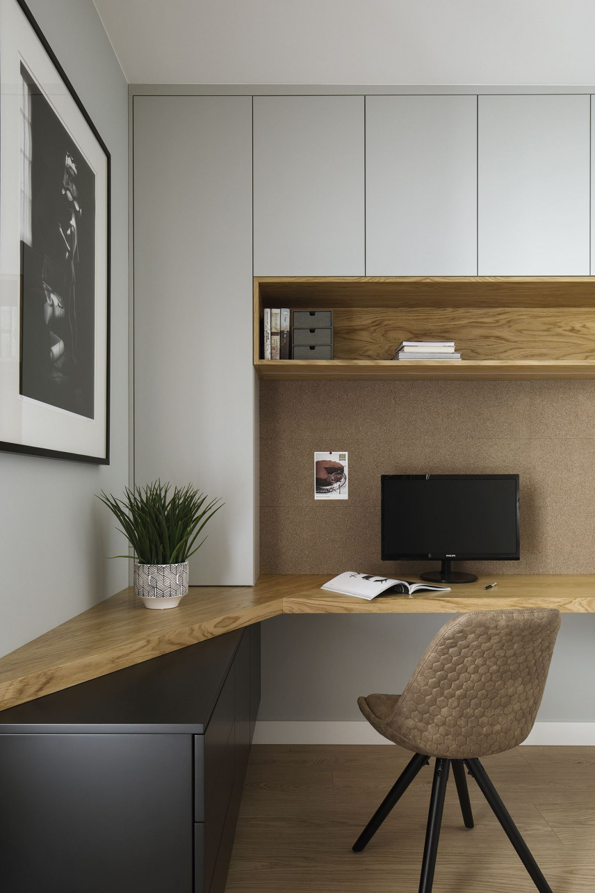 Domowe biuro z meblami w zabudowie z drewnianym blatem