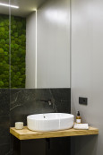 Mała łazienka z ogrodem wertykalnym na ścianie oraz z owalnym zlewem stojącym