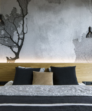 Sypialnia z drewnem i tapetą na ścianie