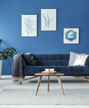 Salon w stylu skandynawskim z niebieską ścianą
