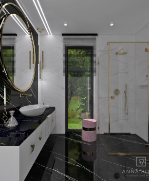 Czarno - biała łazienka z dużym okrągłym lustrem, prysznicem i pufem.
