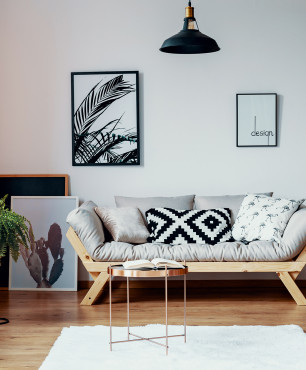 Salon z sofą w stylu skandynawskim