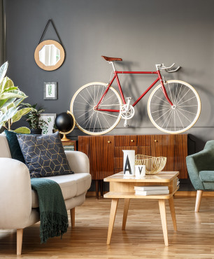 Salon z rowerem na ścianie