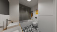 Projekt łazienki z biało-szarymi płytkami na podłodze z wanną oraz z muszlą wiszącą