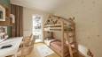 Projekt pokoju rodzeństwa w stylu skandynawskim z łóżkiem drewnianym domek