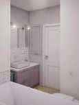 Projekt małej łazienki z imitacją drewnianych płytek na podłodze, ułożonych w jodełkę