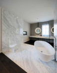 Wyjątkowa łazienka z wolnostojącą wanną i marmurową ścianą i podłogą