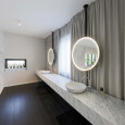 Niepowtarzalna łazienka z marmurowym blatem i lustrami