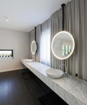 Niepowtarzalna łazienka z marmurowym blatem i lustrami