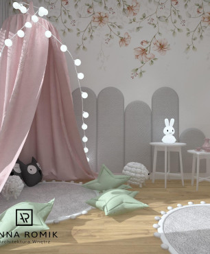Pastelowy pokój dziecięcy z namiotem, tapetą i ściennymi panelami tapicerowanymi
