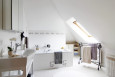 Łazienka w stylu klasycznym na poddaszu z wanną w białej zabudowie