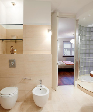 Oryginalna łazianka z prysznicem, bidetem, muszlą wiszącą oraz drewnianą szafką stojącą