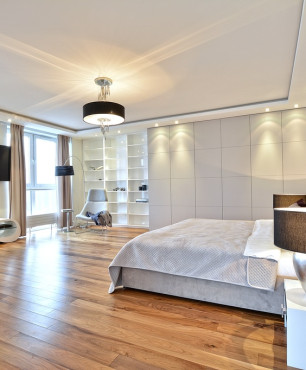 Duża sypialnia w stylu nowoczesnym z dużą szafą w zabudowie