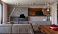 Salon ze ścianką z betonem ozdobnym oraz imitacją drewna