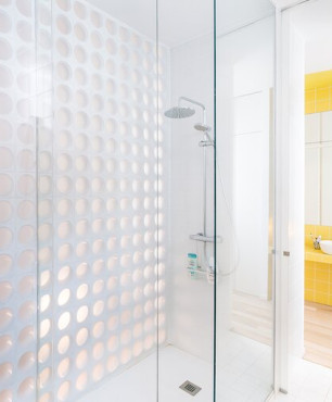 Aranżacja łazienki z prysznicem oraz z płytkami 3d na ścianie