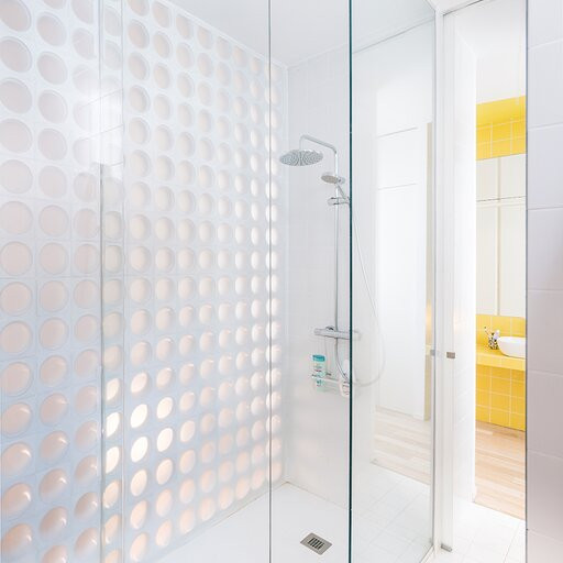 Aranżacja łazienki z prysznicem oraz z płytkami 3d na ścianie