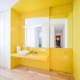 Żółte płytki w łazience