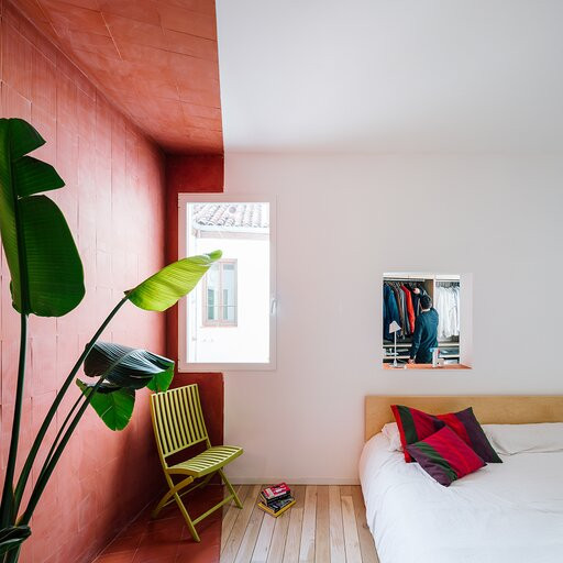 Optymistyczna sypialnia z jedną bordową ścianą