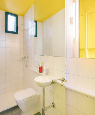 Łazienka w stylu klasycznym z żółtym sufitem