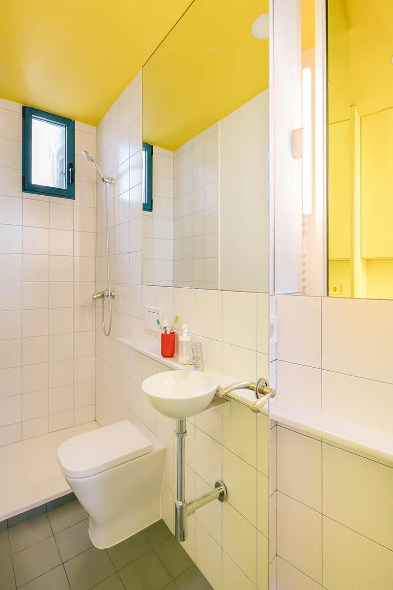 Łazienka w stylu klasycznym z żółtym sufitem