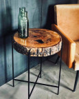 Oryginalny stolik z pnia drzewa w salonie