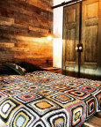Sypialnia w stylu rustykalnym z drewnem na ścianie