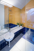 Łazienka z żółto-niebieskimi płytkami na ścianie