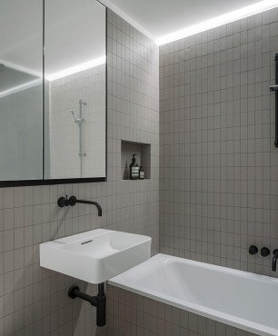 Klasyczna łazienka z zabudowaną wanną oraz prostokątnym zlewem wiszącym