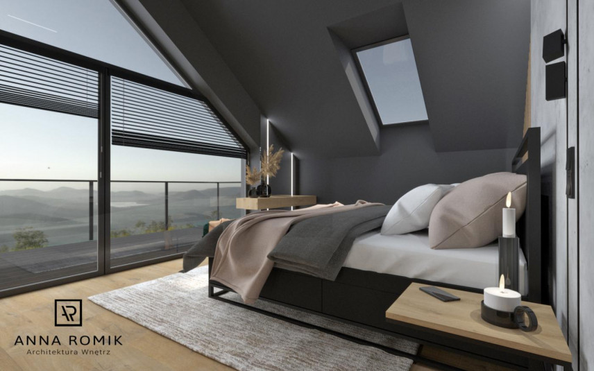 Kwadratowa, wysoka, sypialnia na poddaszu z dużym oknem i drewnianymi dodatkami