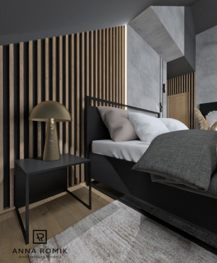Sypialnia na poddaszu z metalowymi meblami i drewnianymi lamelami ściennymi